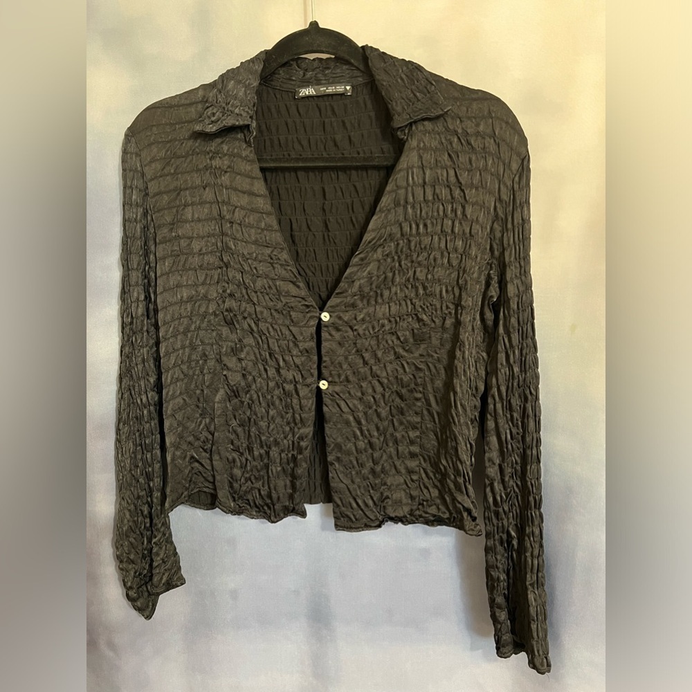 Zara satin textured effect Lapel collar shirt V-neck long sleeves. Front button - Picture 5 of 10
